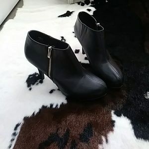 Super cute black booties